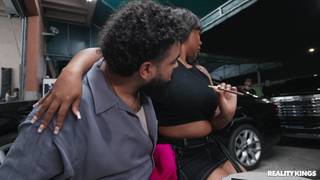 Avery Jane prowadzi JMaca na zaplecze i pieprzy go na kanapie