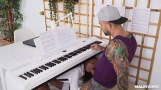 Nauczycielka gry na pianinie Barbie Rous nie może przestać patrzeć na wybrzuszenie grubego kutasa Juana