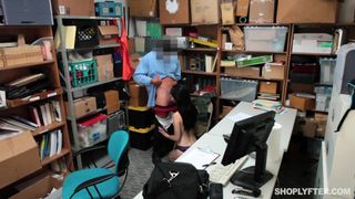 Drobna Alex Harper została przyłapana na kradzieży i teraz musi ssać kutasa