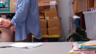 Drobna Alex Harper została przyłapana na kradzieży i teraz musi ssać kutasa