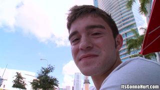 Facet dostaje propozycję uprawiania seksu z dobrze obdarzonym czarnoskórym mężczyzną