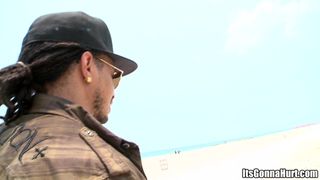 Nastolatek rozciąga swój ciasny tyłek ogromnym czarnym kutasem