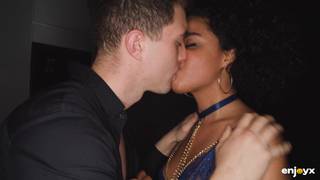 Czarna cycata Selva rżnie swoją owłosioną cipkę na stojąco doggystyle