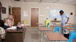 Lolly Dames jest zaskoczona, gdy widzi dużego czarnego kutasa Mighty Dee