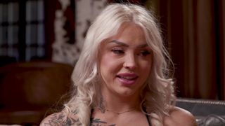 Nichole i Abby jedzą nawzajem swoje cipki, a następnie Joey dołącza, aby je pieprzyć