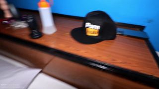 Czarny Trans wykonuje tłusty masaż, a następnie ssie białego kutasa tego mężczyzny