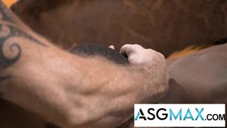 Adrian Hart otwiera swój tyłek dla DILF Lance Charger, aby go przelecieć