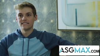 Twink Jack Bailey w końcu pozwala zerżnąć się swojemu ojczymowi Killianowi Knoxowi