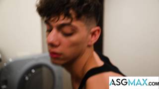 Brunet wytatuowany twink jest ssany i siorbany przez swojego przyjaciela