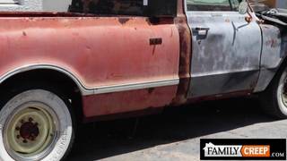 James Jacobs pieprzy swojego ojczyma Augusta Alexandra w tylnym garażu