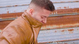 Olivier Robert pieprzy się z umięśnionym Clarkiem Delgaty na świeżym powietrzu