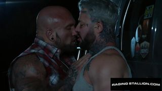 Umięśnieni, wytatuowani DILF-y rżnący się na surowo na zewnątrz w nocy