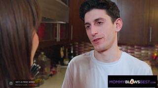 Kiedy odkrywasz, że twoja macocha ssie kutasa lepiej niż twoja dziewczyna