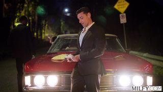 Blondynka MILF sprawia, że ten czarny facet pieprzy ją swoim monumentalnym kutasem