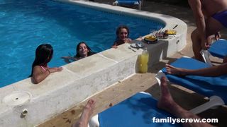 Te latynoski będą ruchane w basenie przez kilku przyjaciół