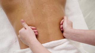 Brunetka masażystka Zoe Doll zerżnięta, aż spuści się na jej twarz