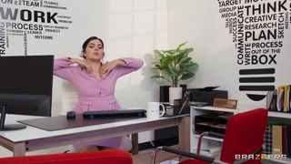 W biurze Brazzers zawsze dochodzi do trójkątów