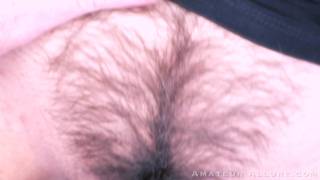 Penelope Reed to brunetka z owłosioną cipką, która robi loda w POV