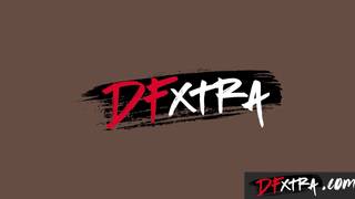 Suki wypełniające swoje ciasne dupki dużymi ładunkami spermy