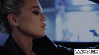 Blondynka MILF Blake Blossom zatrzymuje samochód i zaczyna pieprzyć swojego klienta