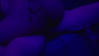 Pod neonowymi światłami jej ciało się zapala pieprząc