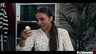 Milan Cheek i Alexa pieprzą się sztucznym kutasem w biurze