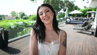 Raven Lane to brunetka, która masturbuje się na zewnątrz z pożądaniem