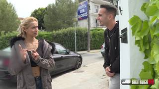 Veronica jest blondynką zerżniętą w ciężarówce ze szklanymi ścianami