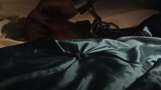 Zmysłowy rudowłosy MILF sam w łóżku w porno BDSM z łańcuchami