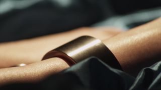 Zmysłowy rudowłosy MILF sam w łóżku w porno BDSM z łańcuchami