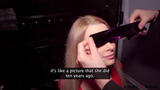 Ta napalona blondynka ssie i pieprzy się w pończochach