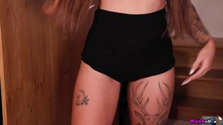 Chloe Good to napalona kobieta masturbująca się dildem