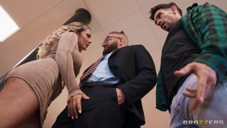 Blondynka Kenia Music klęka i ssie kutasa Xandera