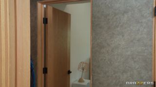 Jesse Pony robi laskę Mighty Dee, a następnie zostaje zerżnięty przez Micka Blue