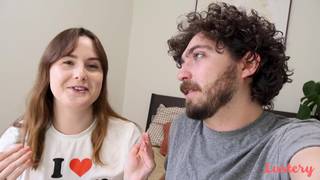 Chubby Asteria ssie kutasa swojego przyjaciela i pieprzy się w codziennym vlogu