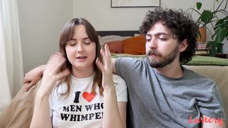 Chubby Asteria ssie kutasa swojego przyjaciela i pieprzy się w codziennym vlogu