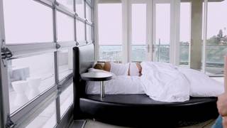 Lilly jest zmysłową blondynką ssącą i pieprzącą się w łóżku ze swoim chłopakiem