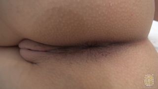 Blondynka Sofie eksponuje swoją piękną opuchniętą cipkę w solo