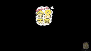 Naga blondynka w solo pokazuje swoją cipkę i swój łechtaczkę na łóżku