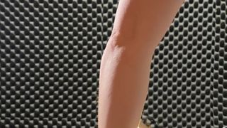 Aby się zemścić na swoim chłopaku, fistuje jego dupę obiema rękami