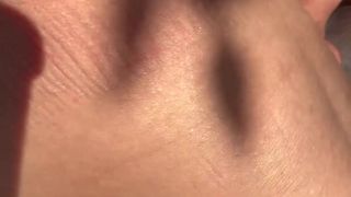 Ona chodzi po ulicach kochając kutasy nieznajomych na świeżym powietrzu