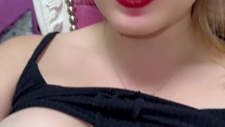 Bethy Story wydaje się zmysłowa, gdy masturbuje się w pracy