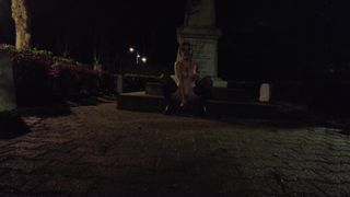 Jest noc, ale napalona Louise myśli tylko o masturbacji