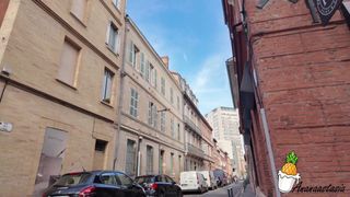 Louise jest trochę zimna, ale mimo to pokazuje nam swoje cycki