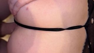 Ta dziewczyna lubi ssać kutasa i sprawiać, że tryska spermą