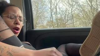 Nawet w samochodzie Prisa masturbuje się używając dilda awaryjnego