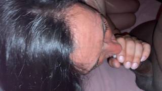 Brunetka w saunie cieszy się Gangbangiem z głębokim obciąganiem i twarzą