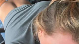 Blondynka sprawia, że jej mężczyzna spuszcza się w jej ustach po lodziku