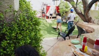 Kręcona i gruba Nika Venom podstępnie pieprzy się na BBQ z Van Wylde