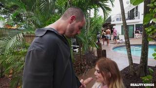 Hostelowy trójkąt Lucy Foxx i Rhae Woods z Duncan Saint